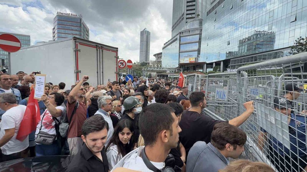 CHP İstanbul İl Başkanlığı’nda gerginlik