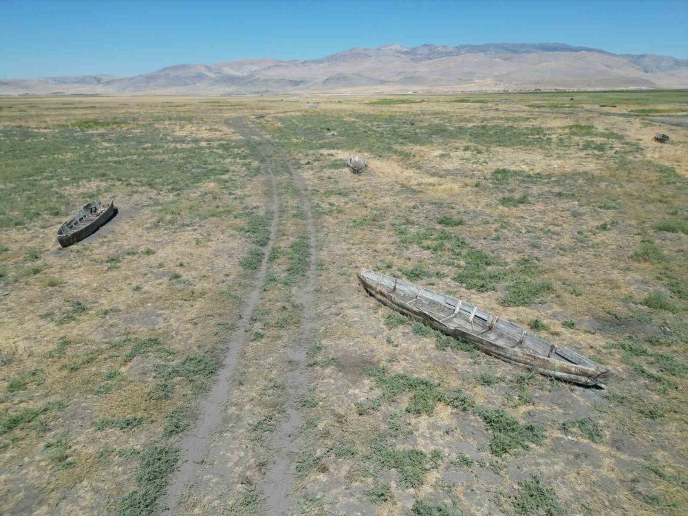 Eber Gölü'nden felaket filmi sahnesi gibi manzara