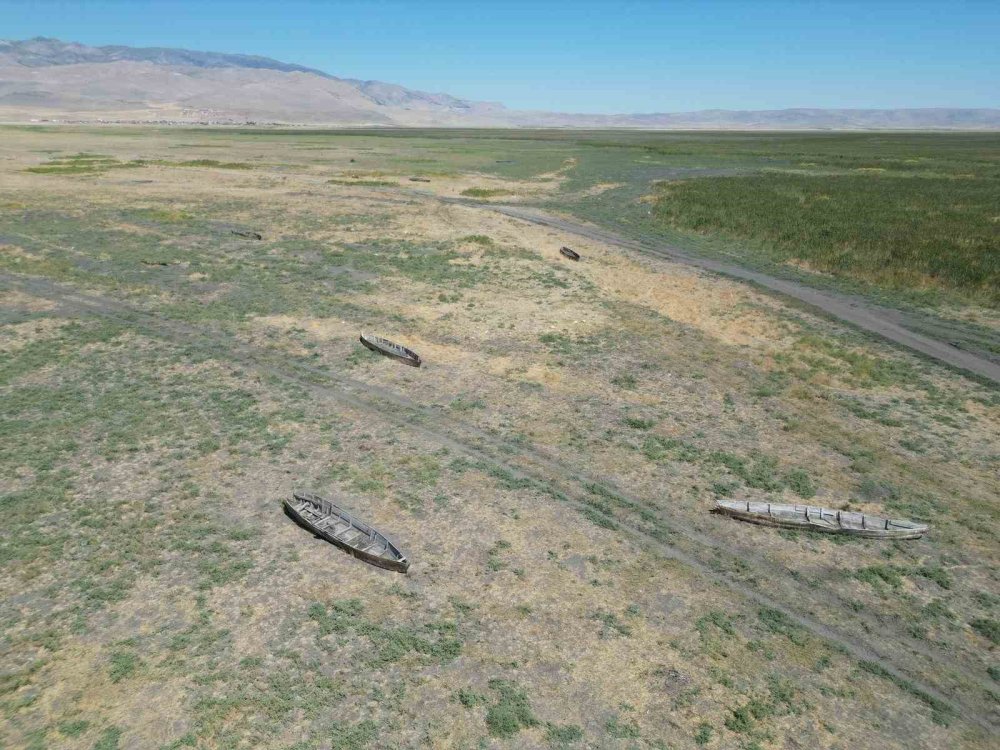 Eber Gölü'nden felaket filmi sahnesi gibi manzara