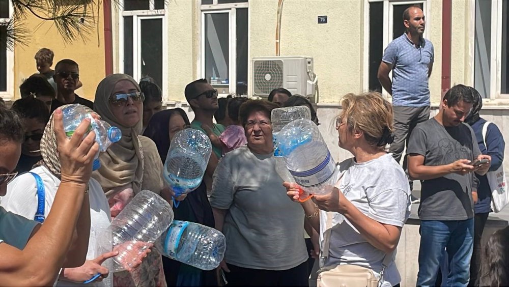 Karaman’da Susuzluk Protestosu: Vatandaşlar Belediye Önüne Su Bidonlarıyla Geldi