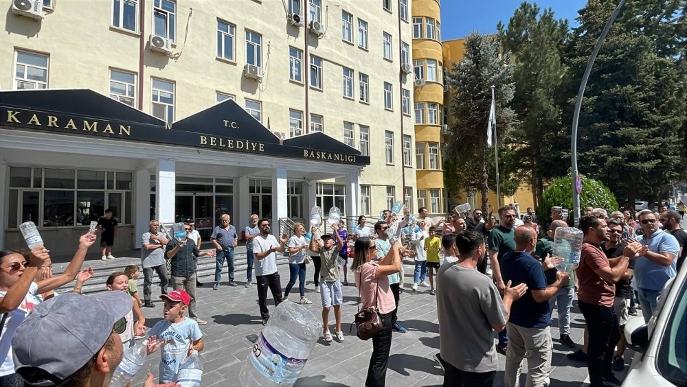 Karaman’da Susuzluk Protestosu: Vatandaşlar Belediye Önüne Su Bidonlarıyla Geldi