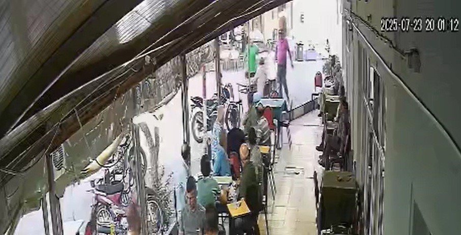 5 yaşındaki oğlunu döven adama, anneden meydan dayağı