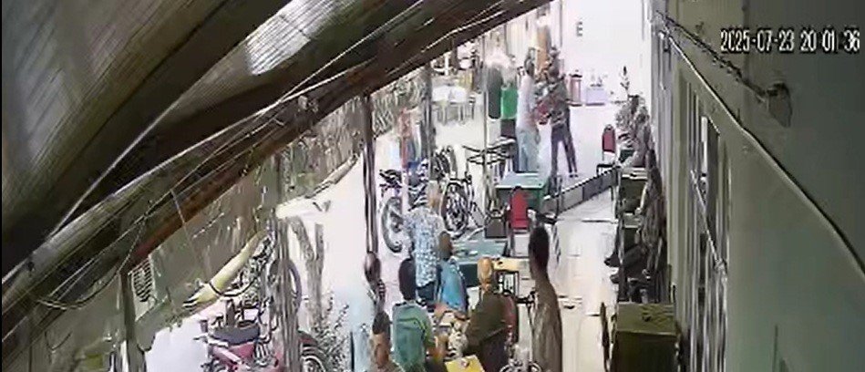 5 yaşındaki oğlunu döven adama, anneden meydan dayağı