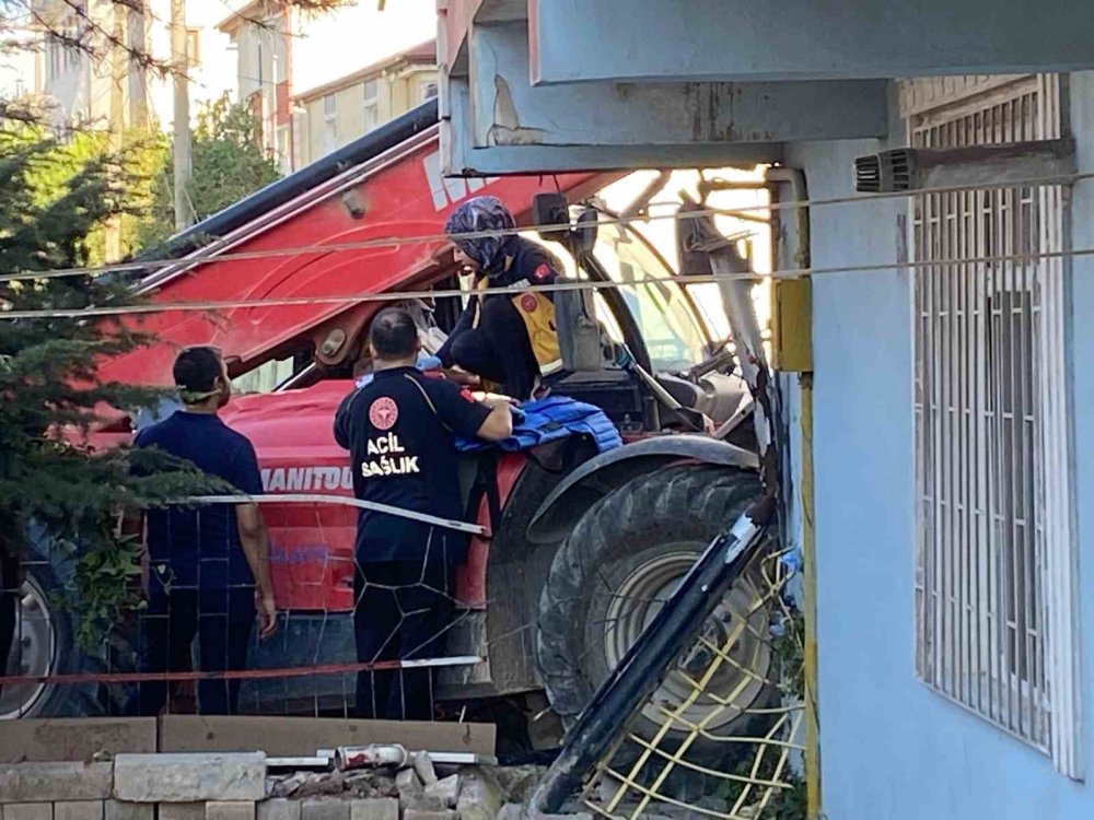 Yokuş aşağı inen iş makinesi kontrolden çıktı: 2’si çocuk 4 yaralı