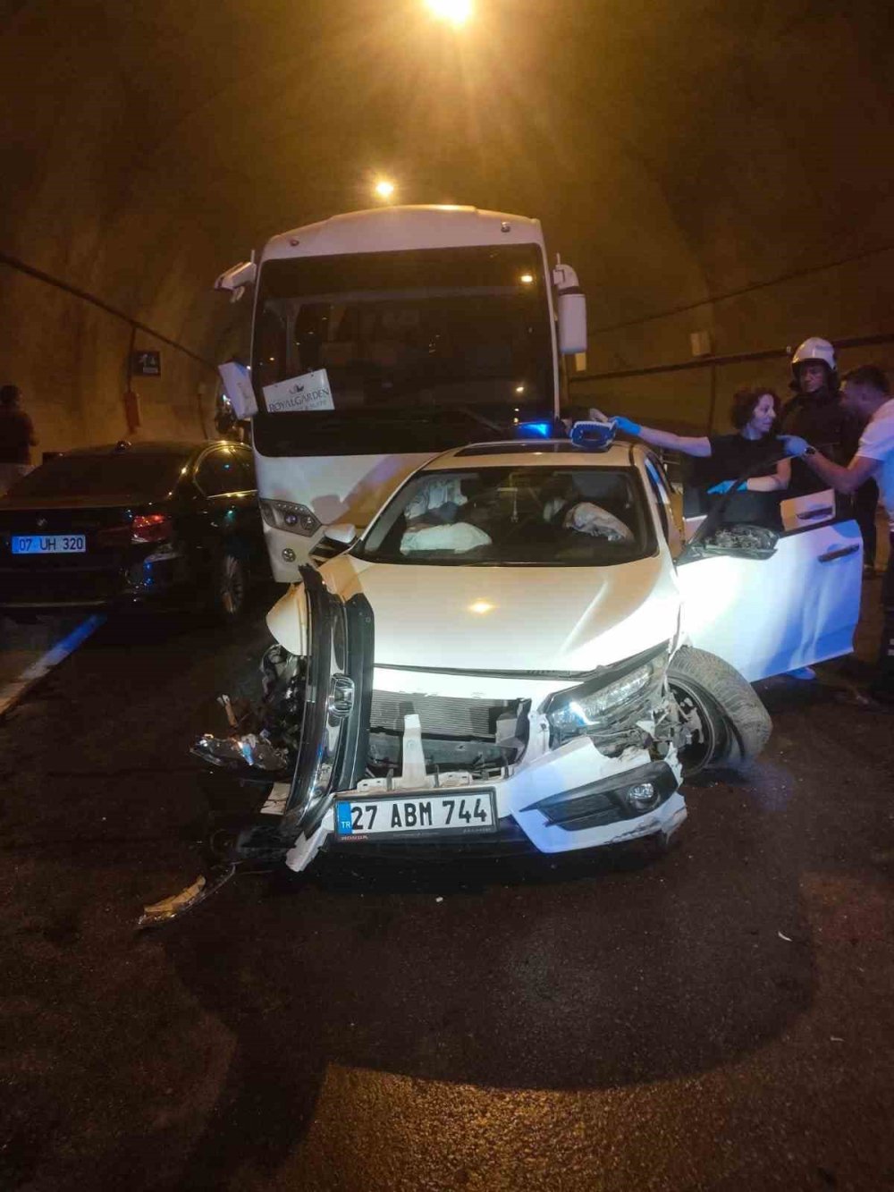 Alanya tüneller mevkiinde 8 araç birbirine girdi