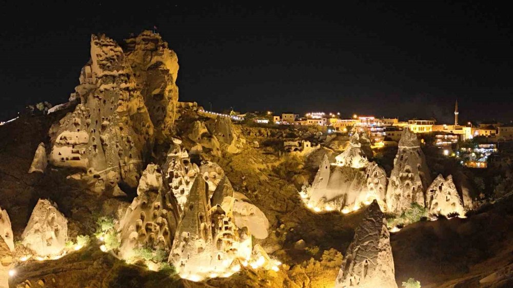 Kapadokya ışıklarla artık daha heybetli