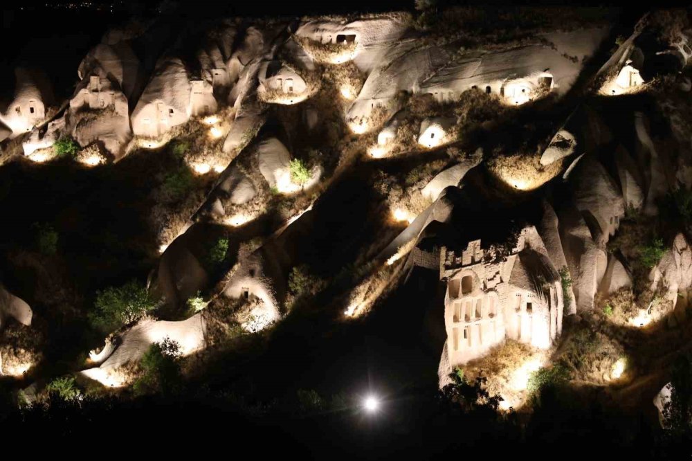 Kapadokya ışıklarla artık daha heybetli