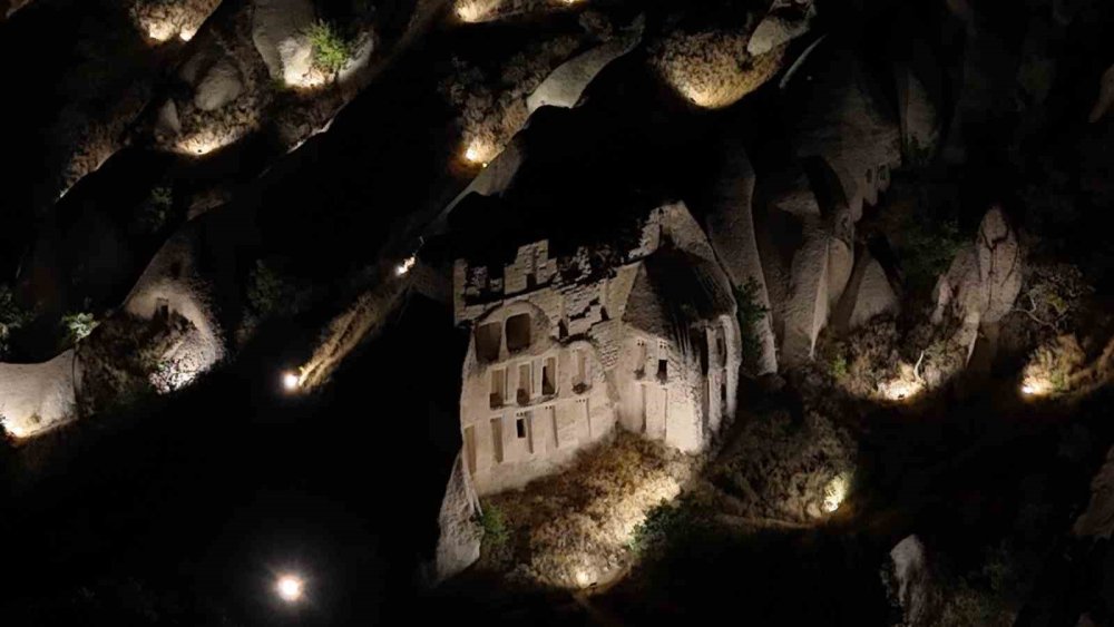 Kapadokya ışıklarla artık daha heybetli