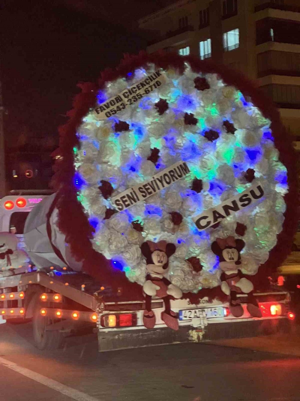 Konya’da Çekici Bu Kez Otomobil Değil, Çiçek Taşıdı