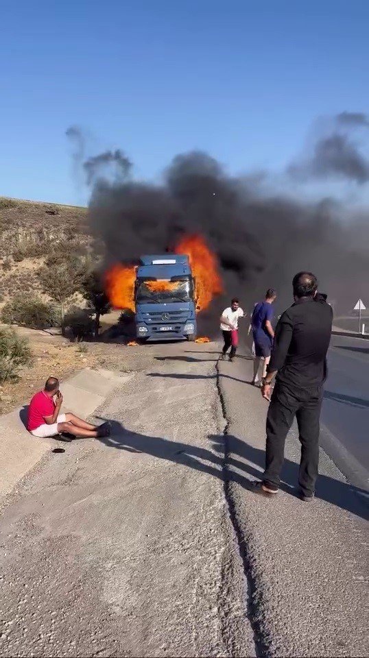 Ekmek teknesinin yanışını göz yaşlarıyla izledi