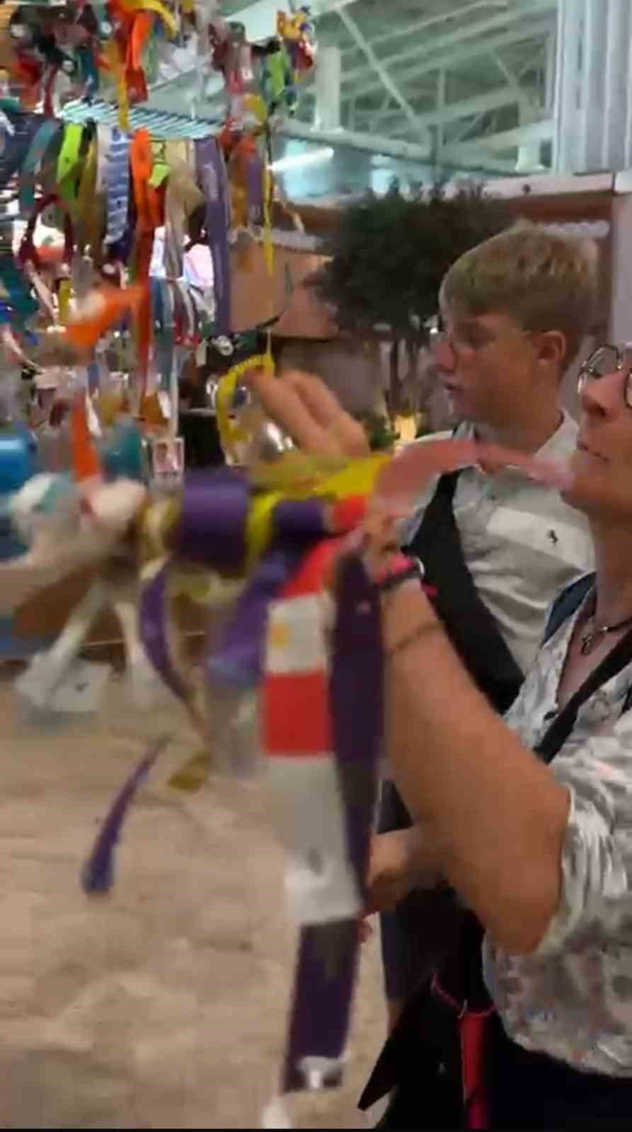 Her Şey Dahil Ağacı: Antalya Havalimanı’nda Renkli Veda