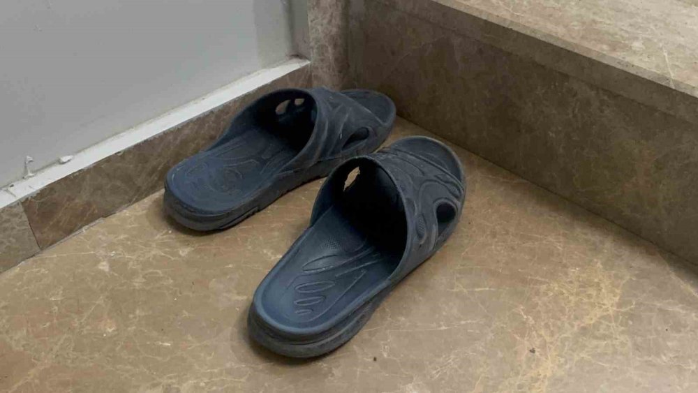 İçeriye giremeyince, kapının önündeki ayakkabıları çaldı