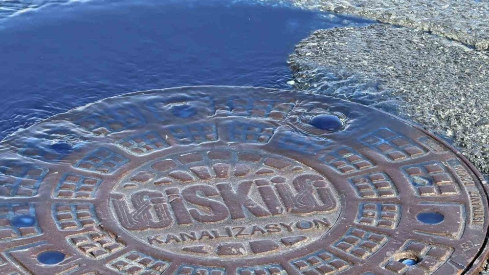 Kanalizasyondan mavi atık su taştı