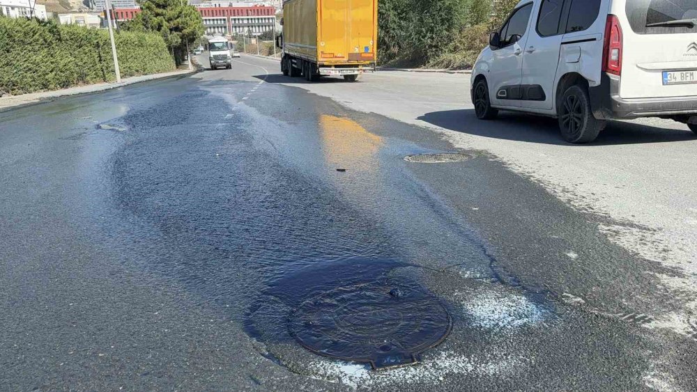 Kanalizasyondan mavi atık su taştı