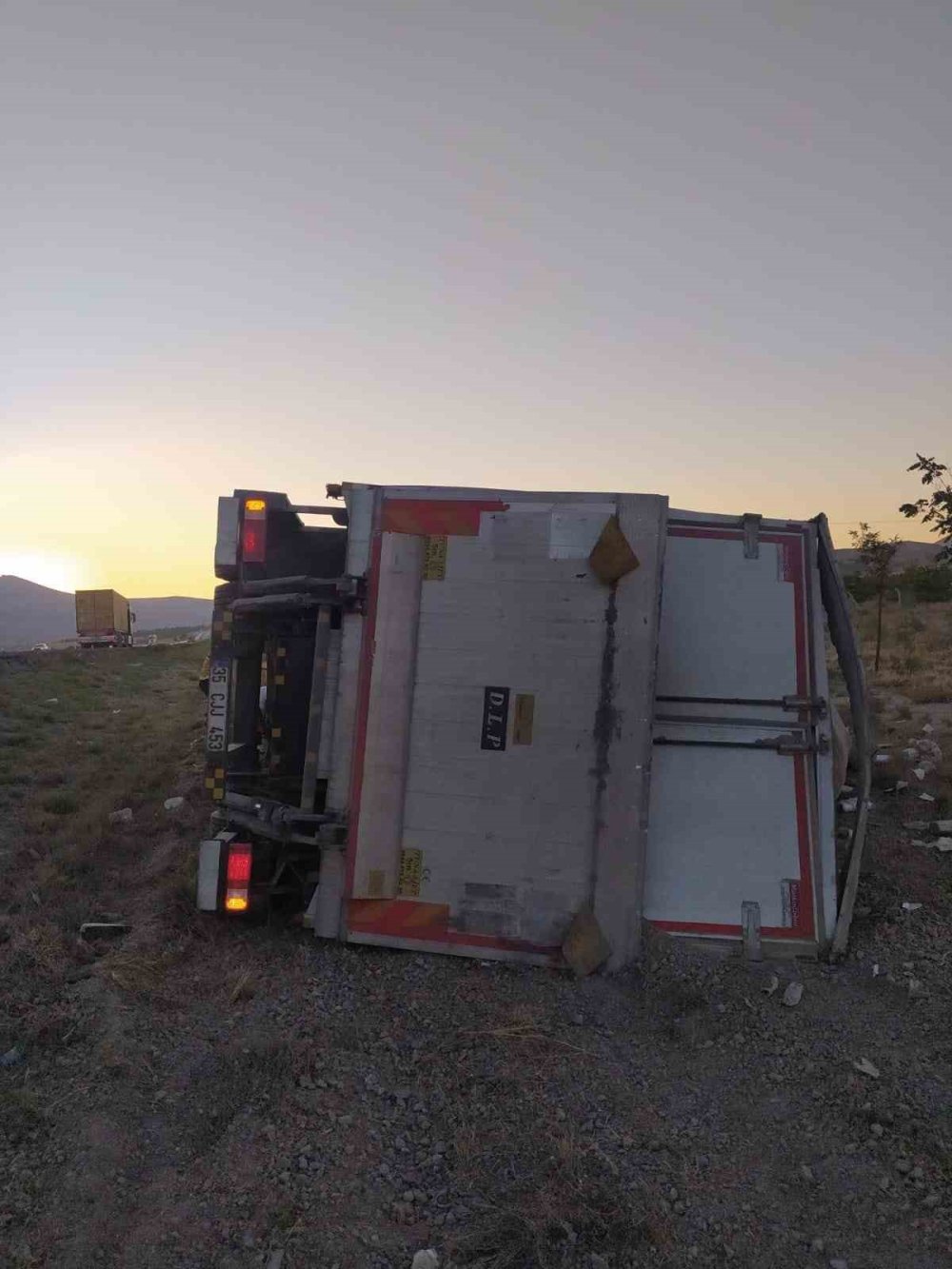 Konya'da yoldan çıkan kamyon devrildi