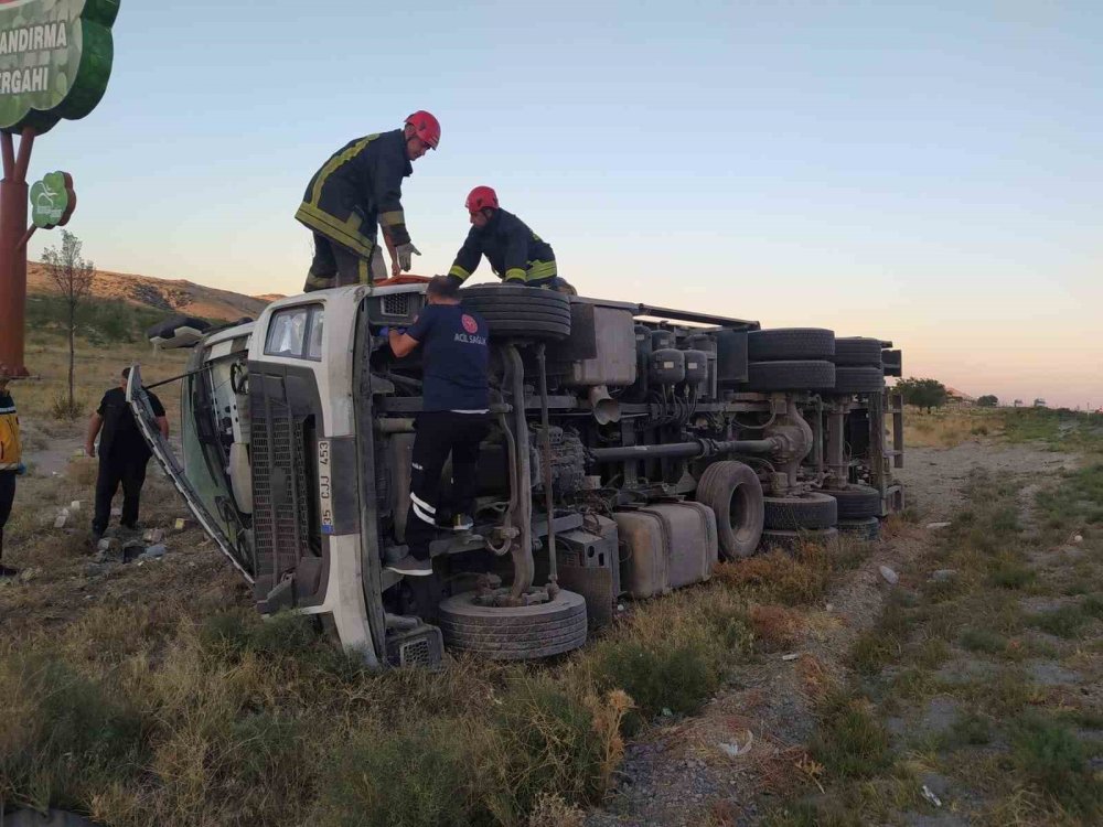 Konya'da yoldan çıkan kamyon devrildi