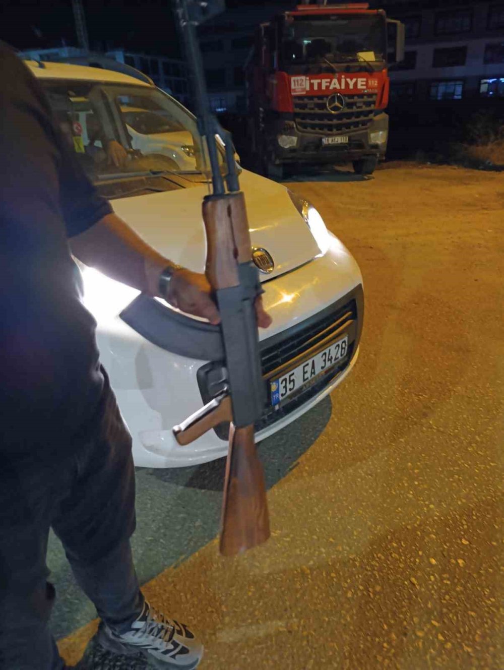 Mobilyacının yaptığı ahşap silah polisi harekete geçirdi