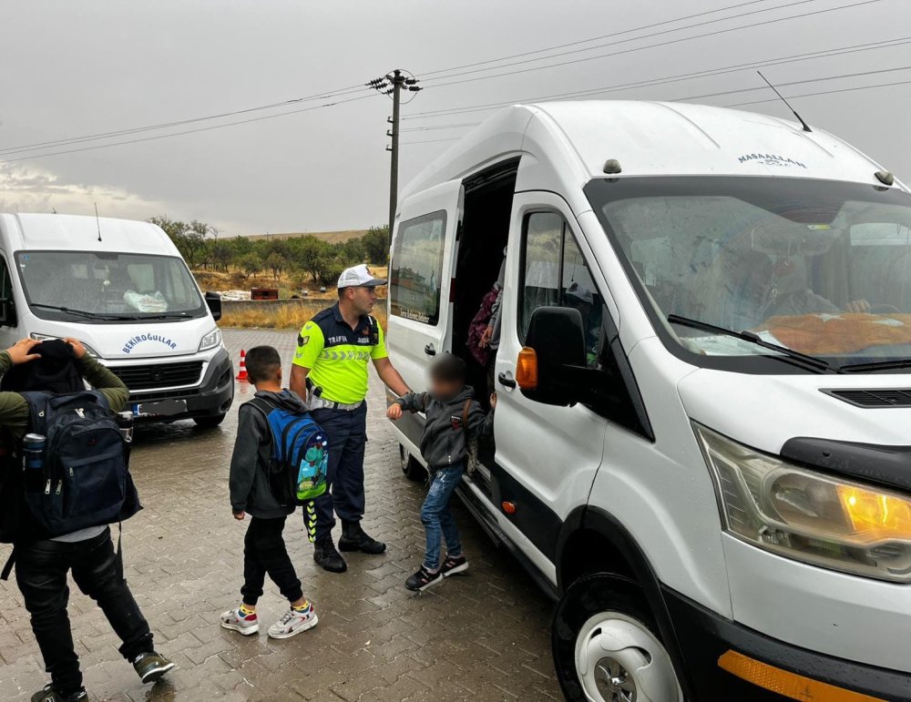 Trafik jandarması okul servisi denetimine başladı