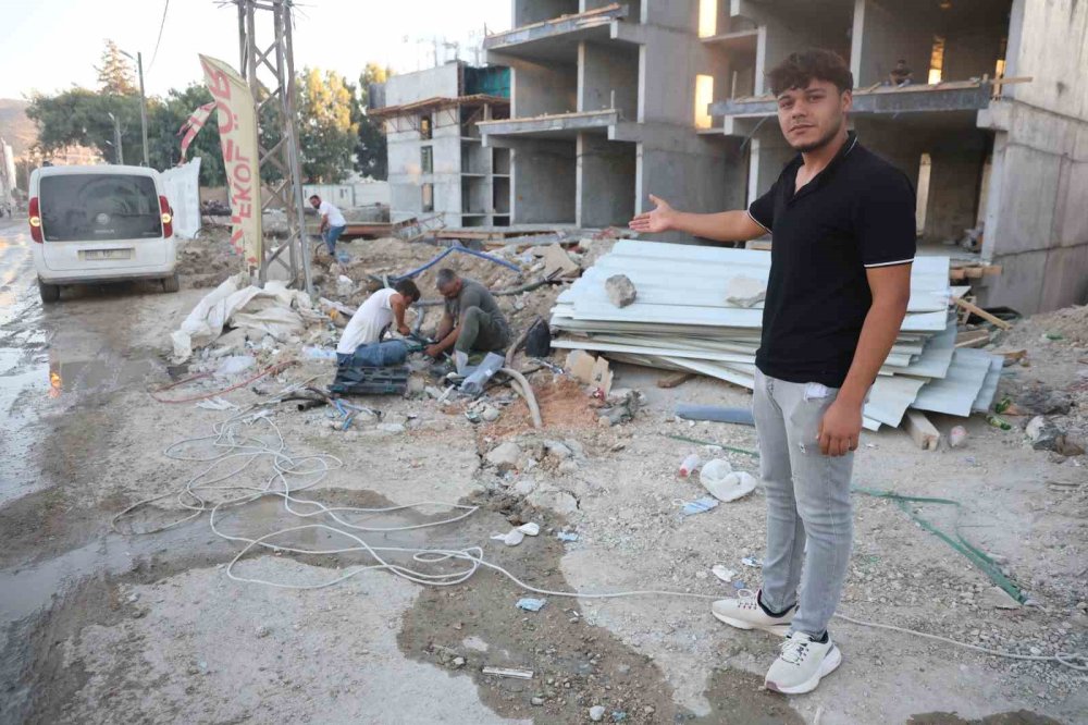 Yer altındaki elektrik kabloları bomba gibi patladı