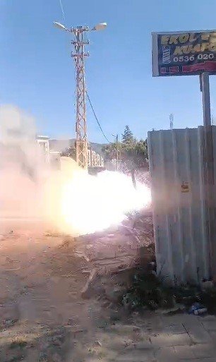 Yer altındaki elektrik kabloları bomba gibi patladı
