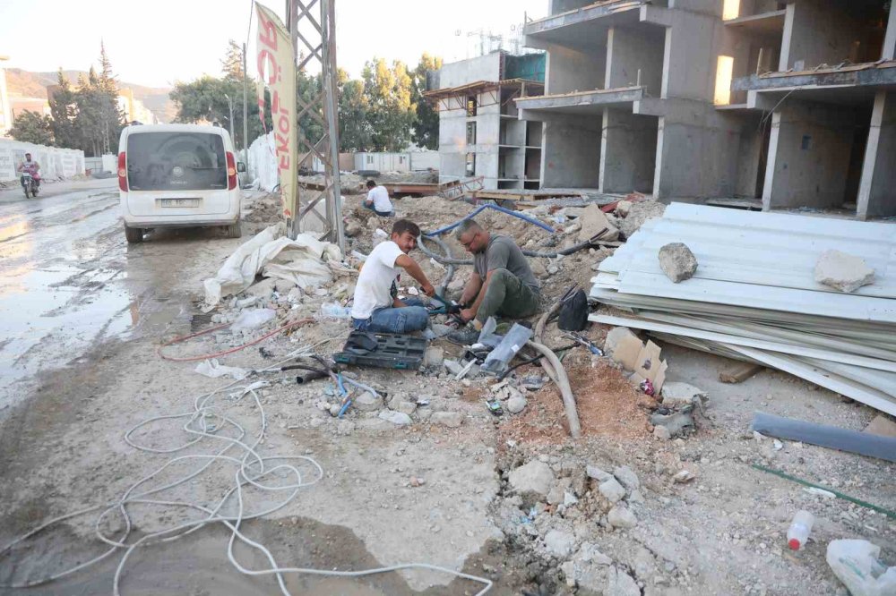 Yer altındaki elektrik kabloları bomba gibi patladı