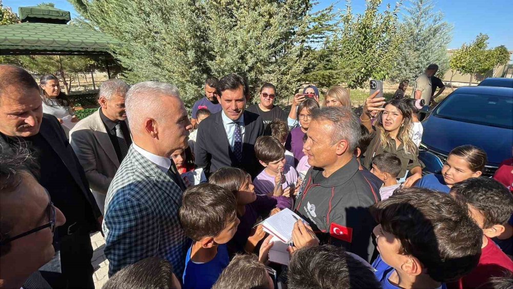 Türkiye’nin ilk astronotu Alper Gezeravcı, Karaman’da öğrencilerle buluştu