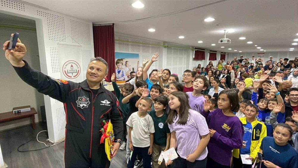 Türkiye’nin ilk astronotu Alper Gezeravcı, Karaman’da öğrencilerle buluştu