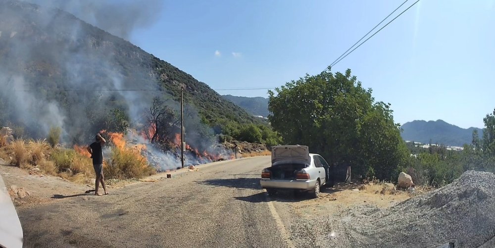 Yoldan geçerken yangını gördüler, durup müdahale ettiler