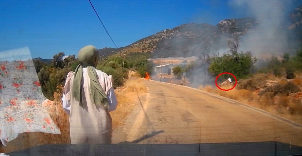 Yoldan geçerken yangını gördüler, durup müdahale ettiler