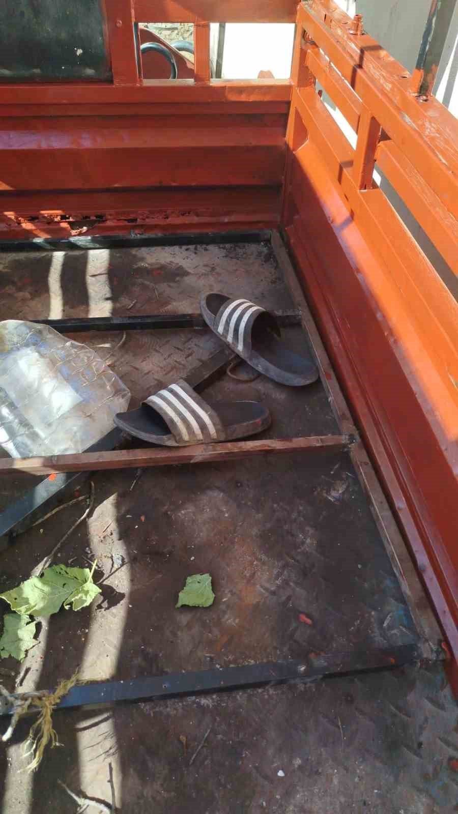 Yüzlerini kapattılar, terlikten yakalandılar