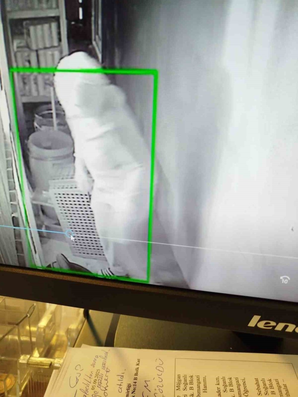 Yüzlerini kapattılar, terlikten yakalandılar