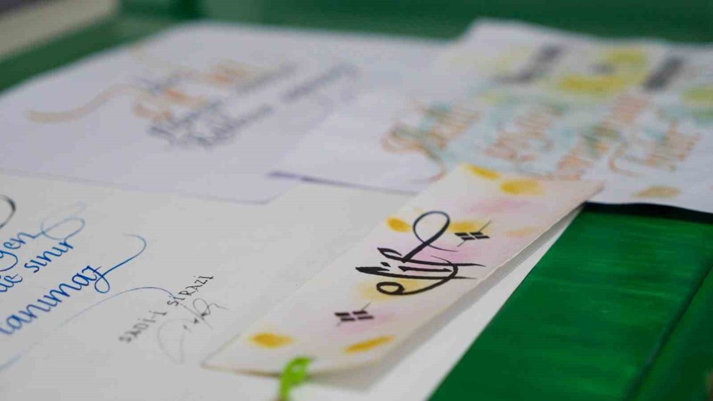 Kendisine terapi olan kaligrafiyi gelecek nesillere aktarıyor