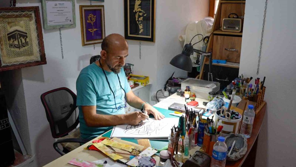 Kendisine terapi olan kaligrafiyi gelecek nesillere aktarıyor