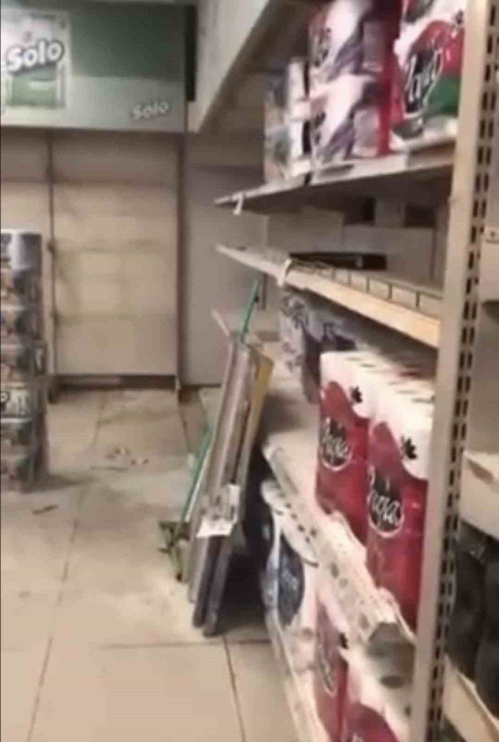 10 yaşındaki çocuk müşteri gibi girdiği marketi kundakladı