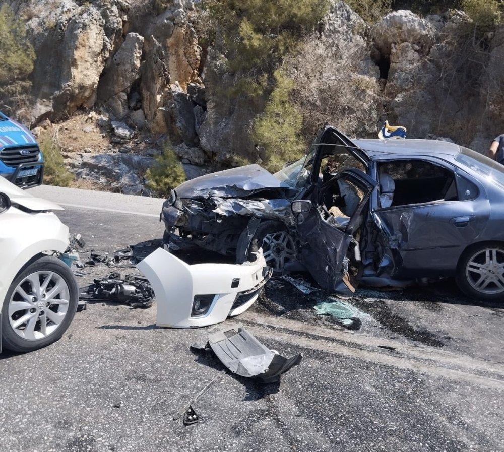 Akseki'de iki otomobilin çarpıştığı feci kazada 8 yaralı