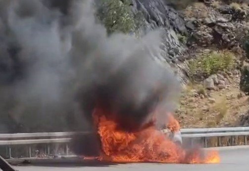 Çekici üzerindeki otomobil alev alev yandı