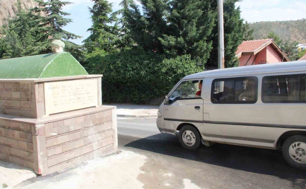 Konya’da Nüshası Bulunan Şair ve Filozofun Afyon’daki Türbesi 63 Yıldır Yol Ortasında