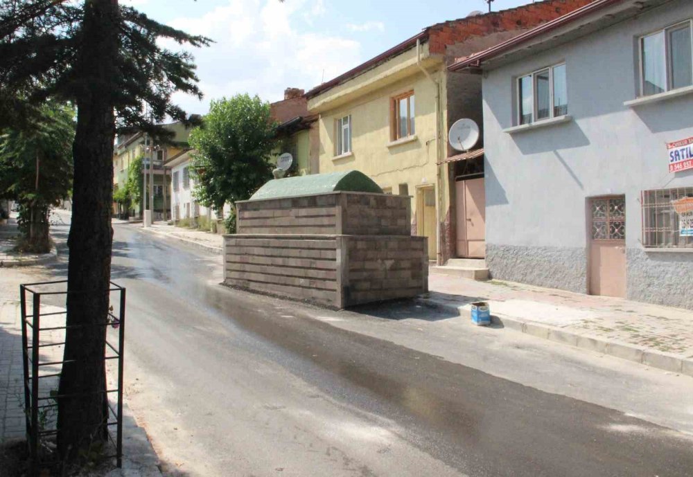 Konya’da Nüshası Bulunan Şair ve Filozofun Afyon’daki Türbesi 63 Yıldır Yol Ortasında