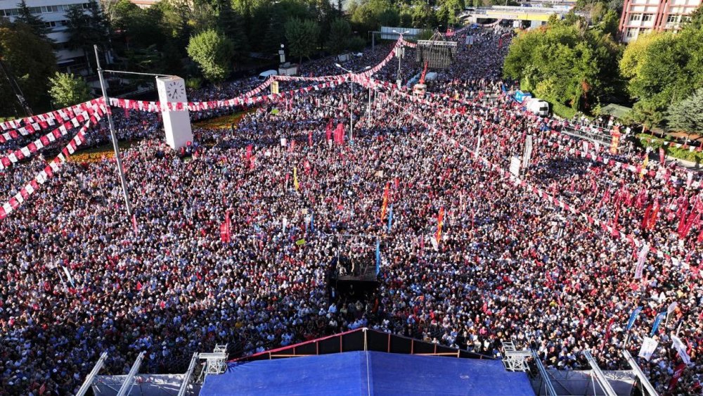 Özgür Özel: CHP’nin babaevine kimse el uzatamaz