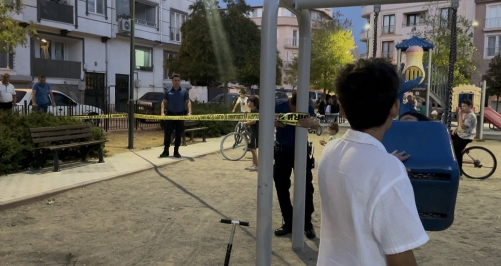 Parkta oyun oynayan çocuğa yorgun mermi isabet etti