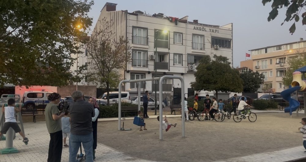 Parkta oyun oynayan çocuğa yorgun mermi isabet etti