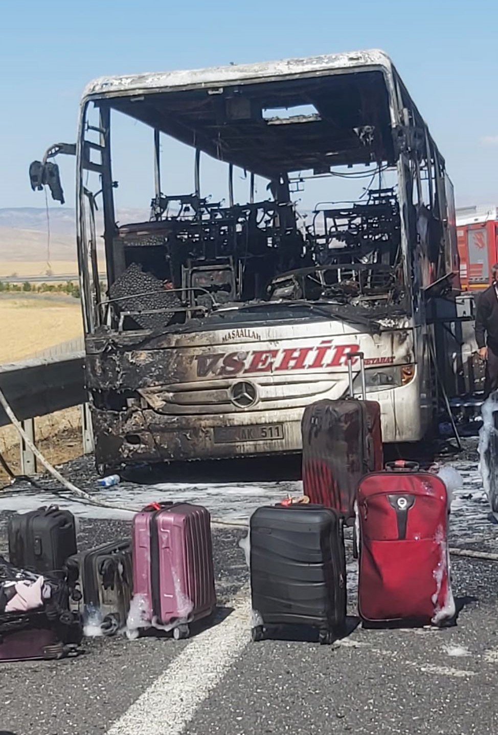Seyir halindeki Nevşehir Seyahat'e ait yolcu otobüsü yandı