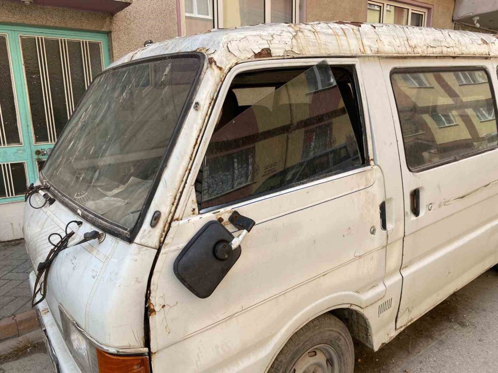 Eskişehir'de mahalleli bu aracın sahibini arıyor! Camları kırık lastikleri patlak