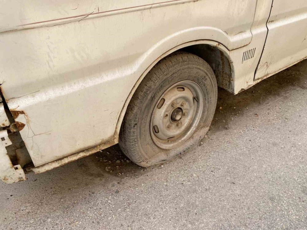 Eskişehir'de mahalleli bu aracın sahibini arıyor! Camları kırık lastikleri patlak