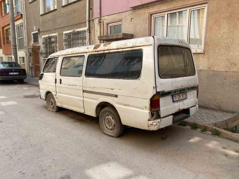 Eskişehir'de mahalleli bu aracın sahibini arıyor! Camları kırık lastikleri patlak