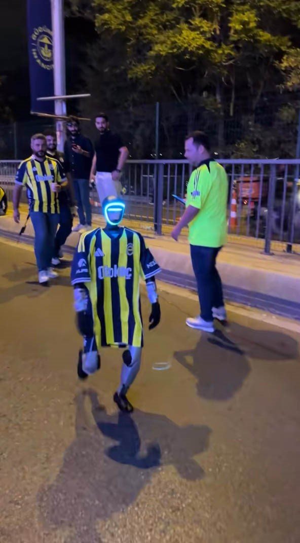 Fenerbahçe forması giyen insansı robot ilgi odağı oldu