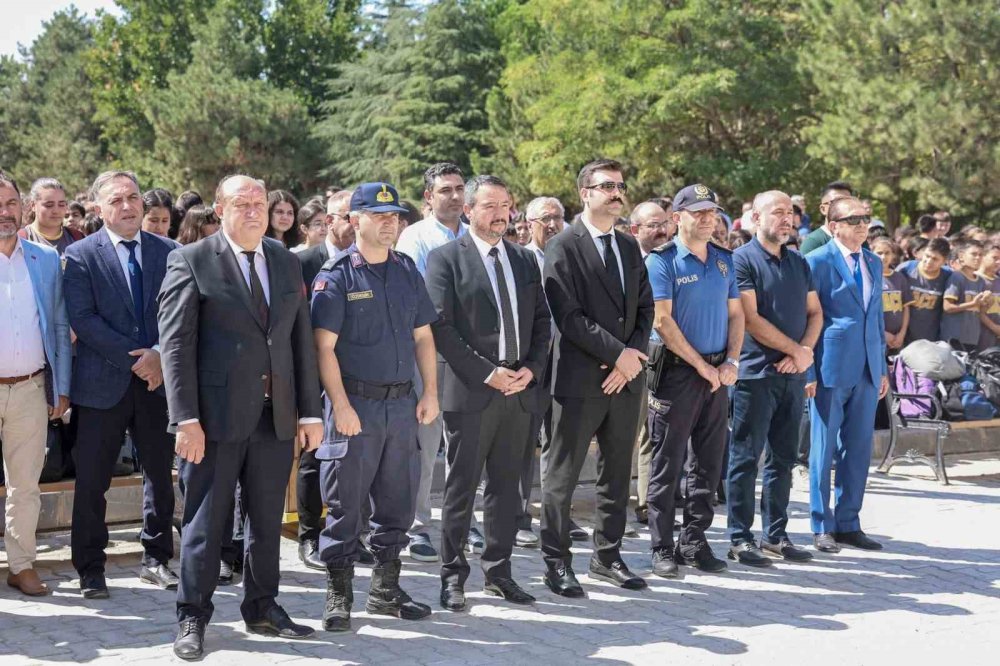 Okul müdürü son yolcuğuna görev yaptığı okuldan uğurlandı