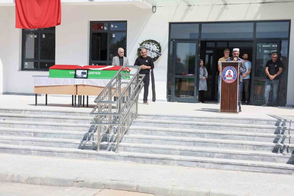 Okul müdürü son yolcuğuna görev yaptığı okuldan uğurlandı