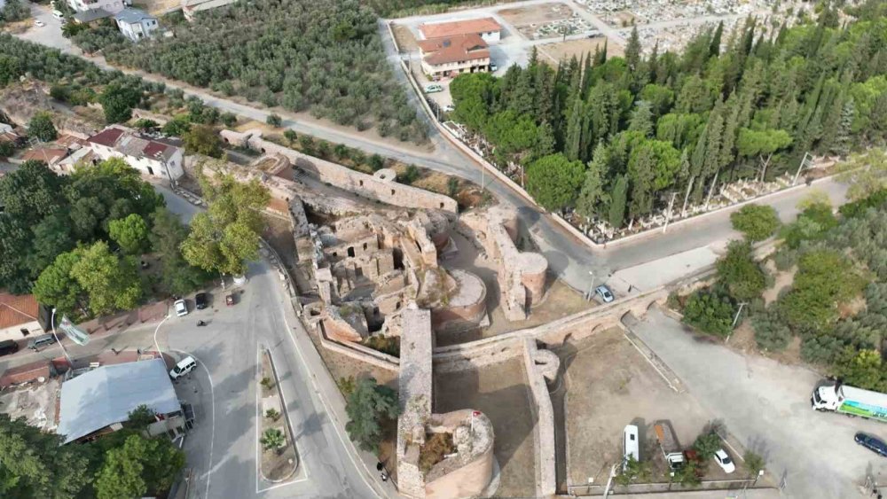 Tarihi İznik surlarına "Katil İsrail" yazıldı