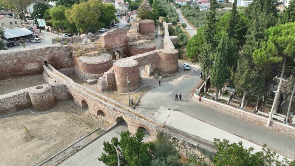 Tarihi İznik surlarına "Katil İsrail" yazıldı